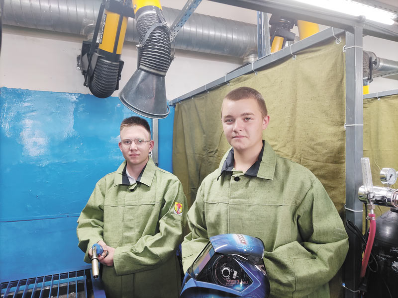 Студенты 3-го курса, 521-я «Ф» группа, Павел Шелестов и Максим Лукиянчук в обновлённой мастерской.